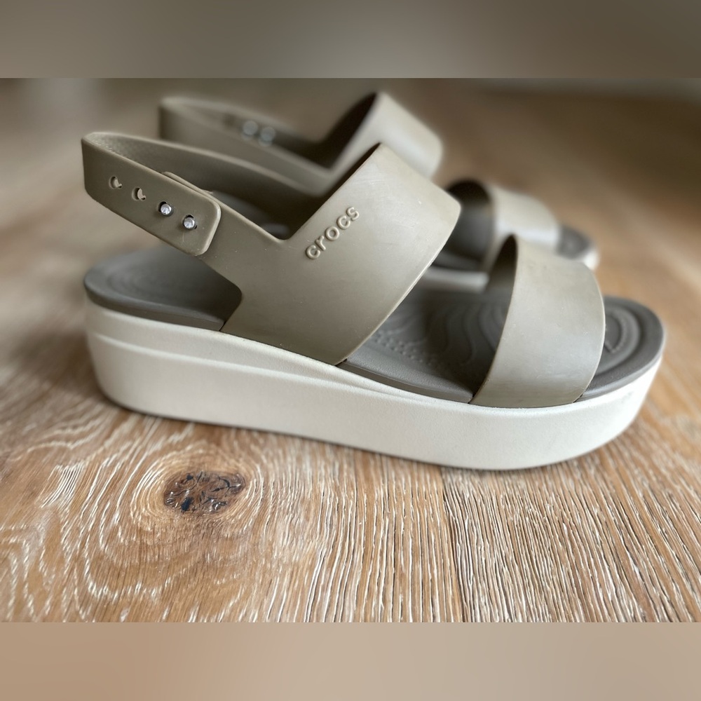 CROCS Brooklyn Wedge Platform Sandals Womens 9 Khaki/Bone Sling Back - Picture 2 of 9